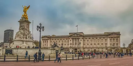 Tourists just Love Buckingham Palace